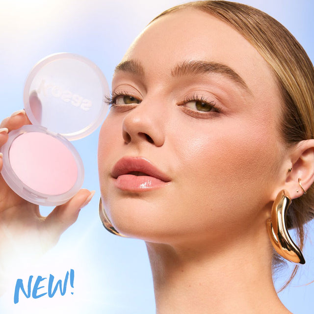 Model wearing Cloud Set Setting Powder in Candy
